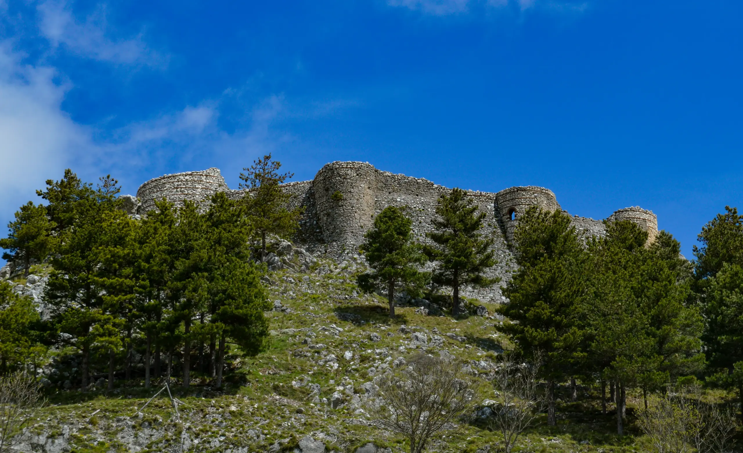 Bea & Dante's Adventures esplora i castelli dimenticati, oggi siamo sulla Fortezza di Roccamandolfi